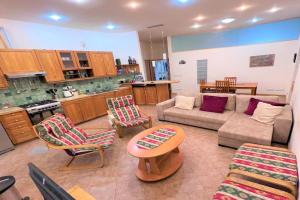 Jasmin apt with balcony at Republic Square & Ruben tours Apartments, Yerevan