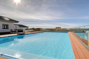 Central but quiet, pool and WIFI - fibre Apartments, Tarifa