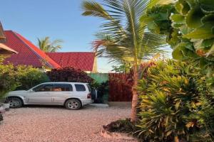 Secluded House with Outdoor Cinema - 4 min Walk to the Beach, Pingwe