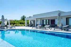 Continent Villas, Hanioti