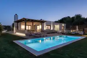 Villa Wisdom - Elegant & Homely with Pool, Galatas, Kato Galatas