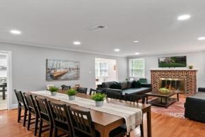 Stately 5BR Historic Retreat - CozySuites, Alexandria