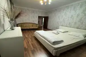 Trehkomnatnaya prostornaya 137 kv tsentre vozle TTs Infinity Mall Apartments, Atyrau