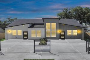 2 Homes Sleeps 18 Near Downtown Fully Gated with Parking Guest house, Houston