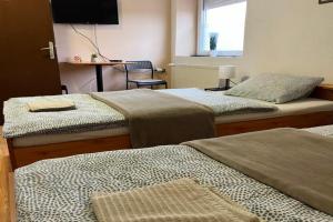 Rooms with private Bathroom & Free Parking ''Sobe Zoka, Subotitsa