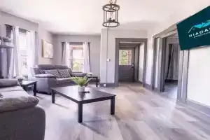 Comfortable 6BR 2Bath in the heart of Guest house, Niagara Falls