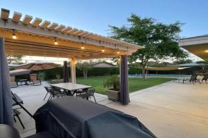 NEW Oasis Salt Water Pool & Self Check-In Guest house, Indio