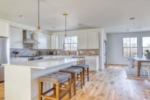 Stay - Custom North Tabor Farmhouse - Gym & Kitchen, Portland