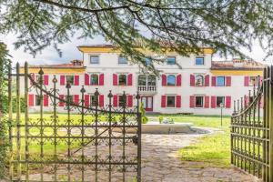 GuestHost - Timeless Charm - Stunning Apt in Villa, Belluno
