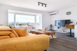 Serene Luxe Oasis Retreat on the Outskirts by Flat Manager Apartments, Plovdiv