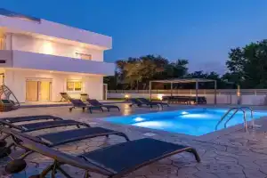 Villa Dana by Villa Plus, Ixia