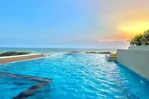 Exclusive Seaview corner room 50 sqm &BHB Bangsaen, Bang Saen