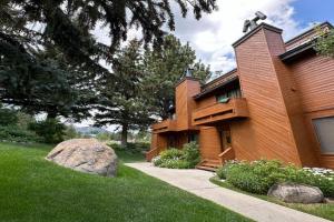 Snowflower #75 condo Apartments, Mammoth Lakes