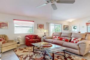 Dog-Friendly Home with Golf Cart, AC, WiFi Guest house, The Villages