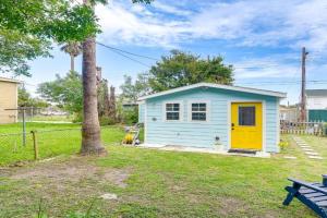 Updated Studio with Deck - 1 Mi to Beach!, Galveston