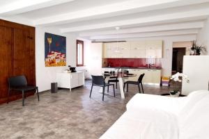 Momi Apartment, Como