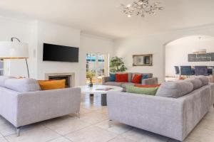 Host Wise - Spacious Family House with Garden, Lagos