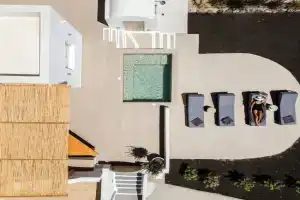 Endless East Luxury House, Fira