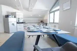 CASA 8070 - Exklusive große Maisonette Wohnung 91 qm für Familien, Gruppen und Geschäftsreisende, inklusive Parkplatz, WLAN, Kaffee und Tee, voll ausgestattet 1 bis 9 Personen, Ingolstadt