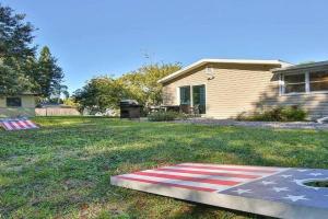 Home With Fenced Yard, Hot tub, Grill and 3 King Beds! Guest house, Sarasota