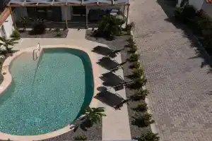 Centro Stone House, Tolo