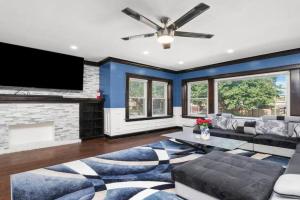 Gorgeous 5 BR Gem with Games Guest house, Chicago