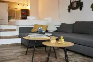 Charlotte Townhouse, Komotini