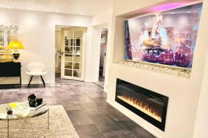 3BR Luxe Family Holiday Home with Private Jacuzzi & Parking in, Espoo