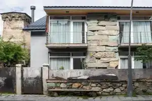 Korte Hotel Sleeps 14 with Courtyard, Mestia