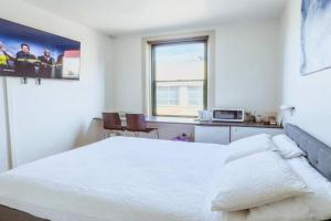 City Studio with Netflix Premium 4K and Memory foam bed, Adelaide
