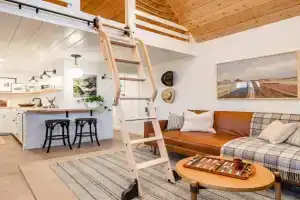 Adorable Tiny House near Grand Canyon, Fire Pit and Walk to Town, Williams