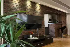 Delux apartman, Leskovats
