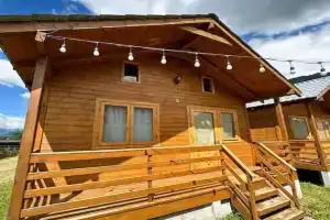 LogInn Family Cabin Cozy Wooden Cottage in, Mestia