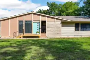 The Nifty Fifties in a Quiet Location Guest house, Cedar Rapids