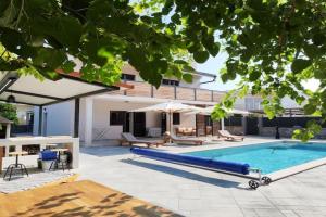 Villa Murva, Kastel Stari