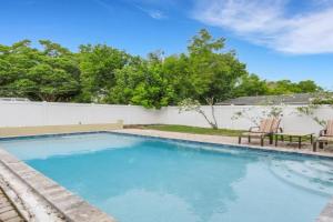 Sandy Retreat Pool Home - Vacation Rental Guest house, Clearwater