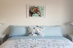 Charming Getaway by Hospital with Free Parking Apartments, Hamilton