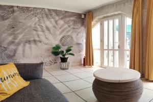 Grey Apartments, Vir