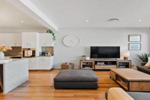 Large CBD apartment with parking, Launceston
