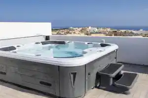 Terraced Penthouse with Views and Jacuzzi, Xaghra