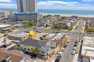 Luxury 8 BR 4 Ba - Just 1 block from the Beach! Guest house, Atlantic City