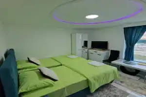 Studio apartman 011, Pluzine