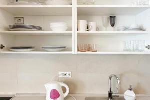 Seaside Apartments, Biela