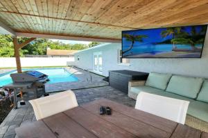 Serenity by the Sea! Cozy pool home with putting green & fire pit! Guest house, Bradenton