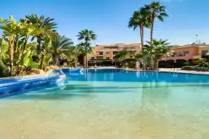 Holiday in, Prime Location Resort Pools, Jacuzzis, Harbor & 300m to the Beach, Paphos