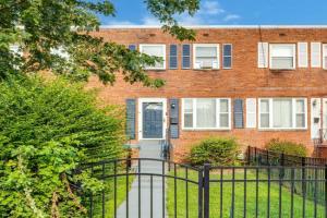 --Free Parking & 2 King Beds -- Vintage Retreat -- Floyd's Freedom Guest house, Alexandria