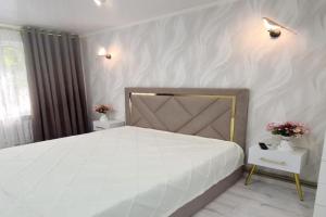 3h-kom Lyuks Aybergenova 1B v tsentrea - 1y etazh Apartments, Shymkent