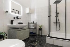 62qm2, Massageseat, Billard-Table, King-Sized Bed Apartments, Berlin