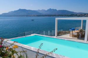 Design house with pool & direct access to the sea, Santa Flavia