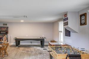 3 Mi to Cedar Point Sunny Home with Yard Guest house, Sandusky